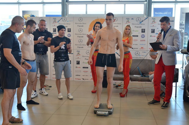 Stanęli na wadze i spojrzeli sobie w oczy (zdjęcia)