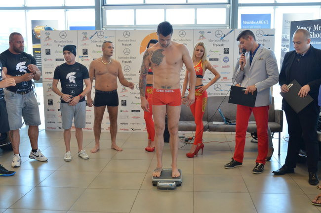 Stanęli na wadze i spojrzeli sobie w oczy (zdjęcia)