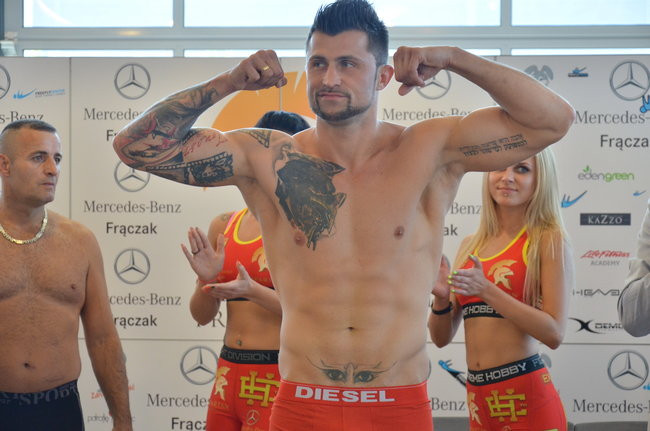 Stanęli na wadze i spojrzeli sobie w oczy (zdjęcia)