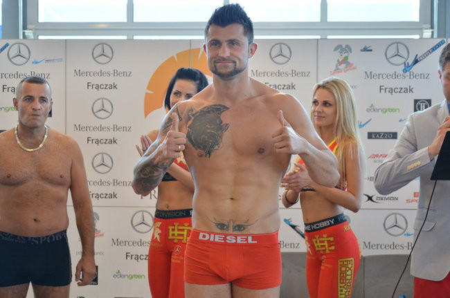 Stanęli na wadze i spojrzeli sobie w oczy (zdjęcia)