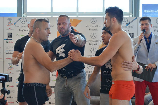 Stanęli na wadze i spojrzeli sobie w oczy (zdjęcia)