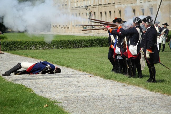 Dworzanie wylegli na ulice Rydzyny (zdjęcia)