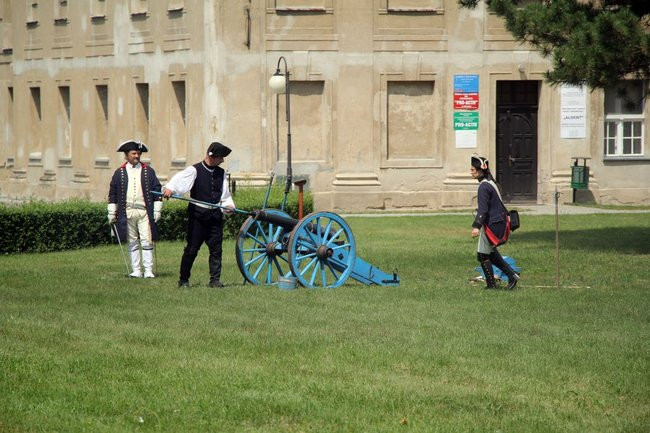 Dworzanie wylegli na ulice Rydzyny (zdjęcia)