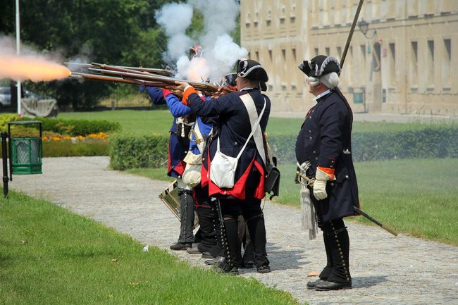 Dworzanie wylegli na ulice Rydzyny (zdjęcia)