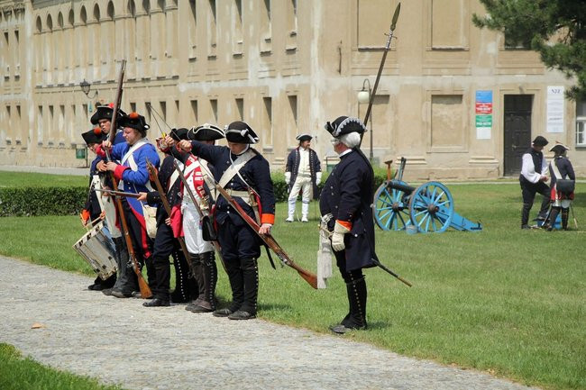 Dworzanie wylegli na ulice Rydzyny (zdjęcia)