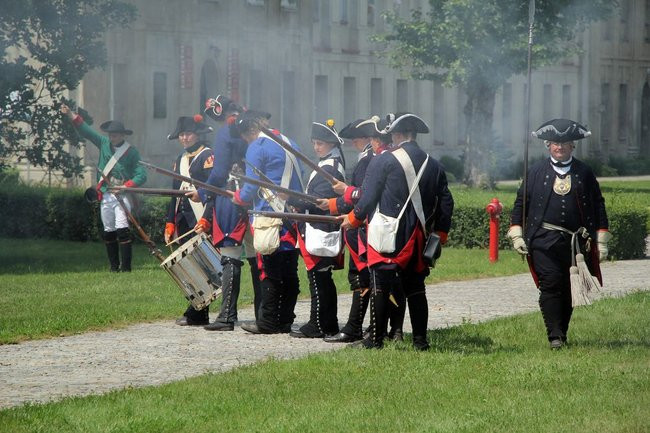 Dworzanie wylegli na ulice Rydzyny (zdjęcia)