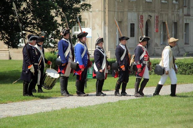 Dworzanie wylegli na ulice Rydzyny (zdjęcia)