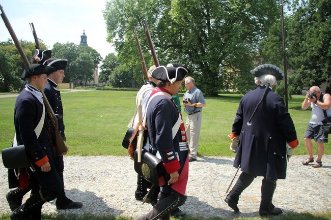 Dworzanie wylegli na ulice Rydzyny (zdjęcia)