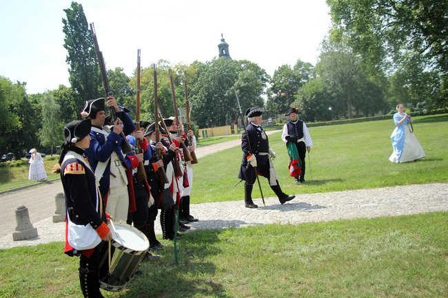 Dworzanie wylegli na ulice Rydzyny (zdjęcia)