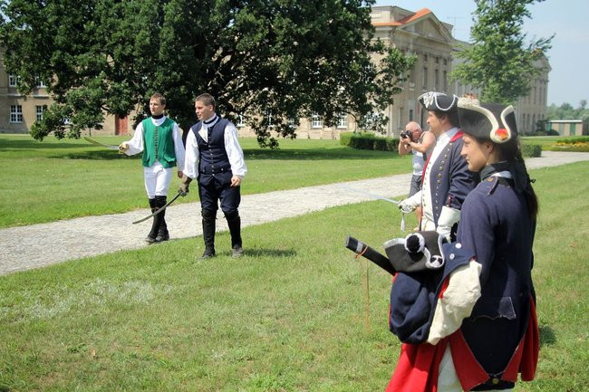 Dworzanie wylegli na ulice Rydzyny (zdjęcia)