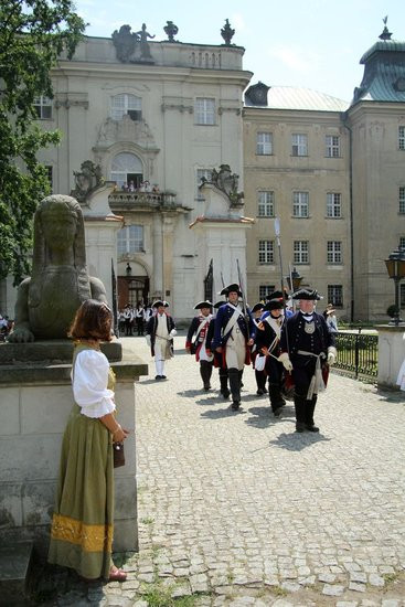 Dworzanie wylegli na ulice Rydzyny (zdjęcia)