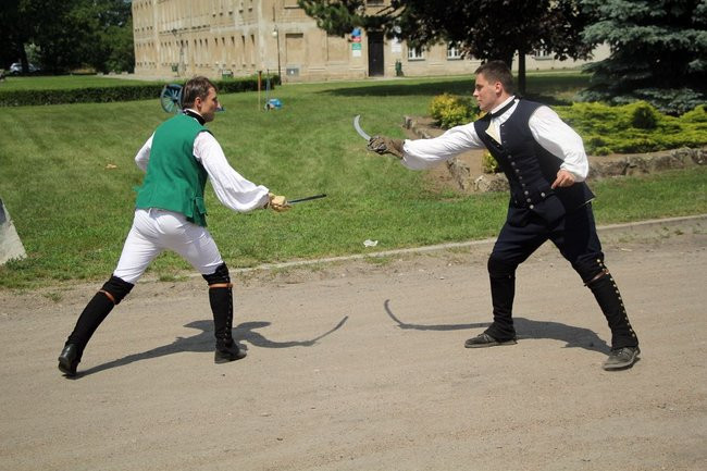 Dworzanie wylegli na ulice Rydzyny (zdjęcia)