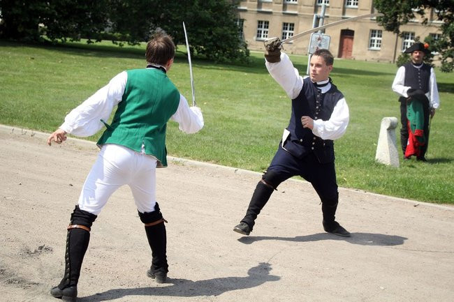 Dworzanie wylegli na ulice Rydzyny (zdjęcia)