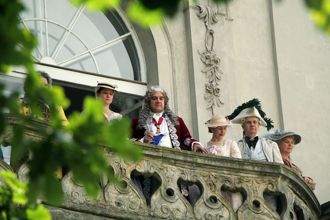 Dworzanie wylegli na ulice Rydzyny (zdjęcia)