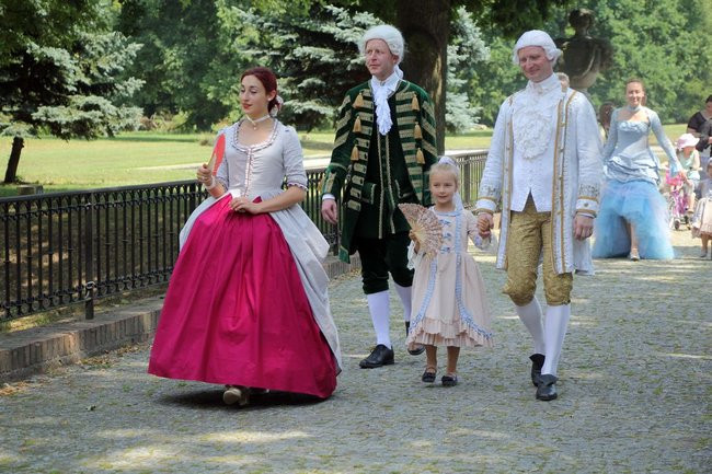 Dworzanie wylegli na ulice Rydzyny (zdjęcia)