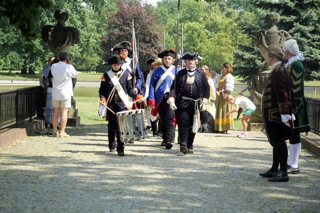 Dworzanie wylegli na ulice Rydzyny (zdjęcia)