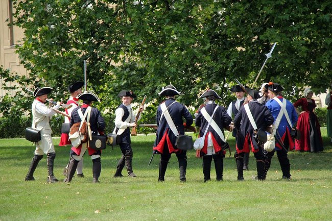 Dworzanie wylegli na ulice Rydzyny (zdjęcia)