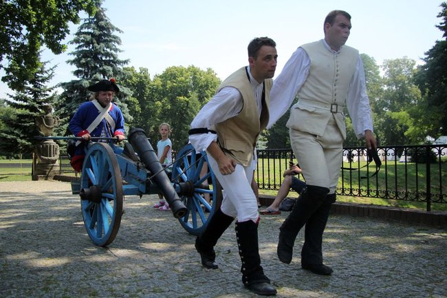 Dworzanie wylegli na ulice Rydzyny (zdjęcia)