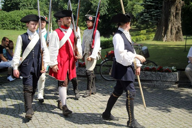 Dworzanie wylegli na ulice Rydzyny (zdjęcia)