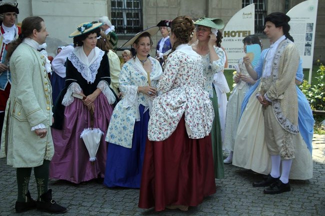 Dworzanie wylegli na ulice Rydzyny (zdjęcia)