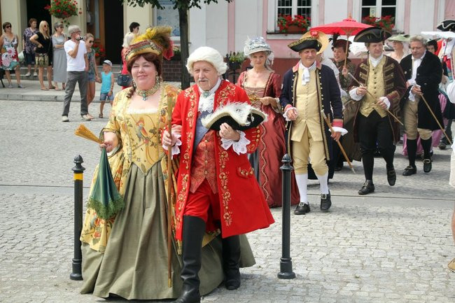 Dworzanie wylegli na ulice Rydzyny (zdjęcia)