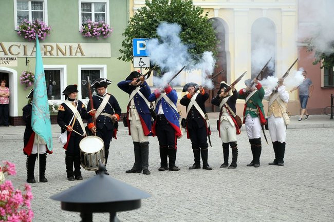 Dworzanie wylegli na ulice Rydzyny (zdjęcia)