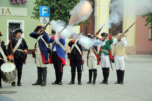 Dworzanie wylegli na ulice Rydzyny (zdjęcia)