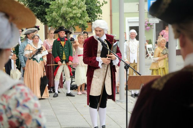 Dworzanie wylegli na ulice Rydzyny (zdjęcia)