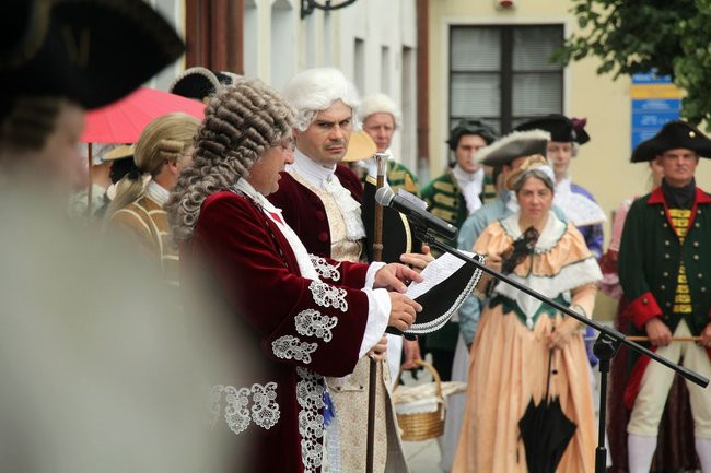 Dworzanie wylegli na ulice Rydzyny (zdjęcia)