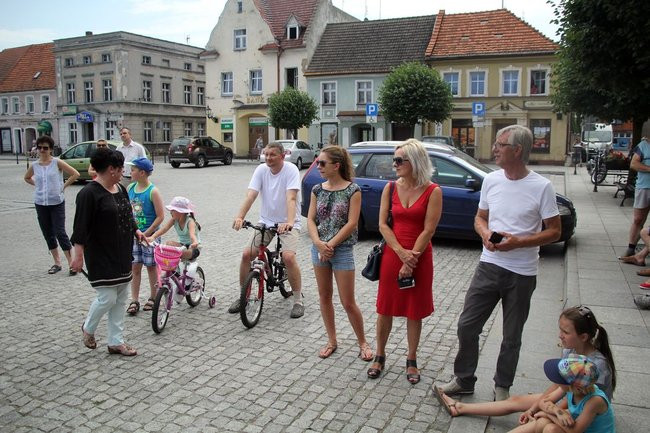 Dworzanie wylegli na ulice Rydzyny (zdjęcia)