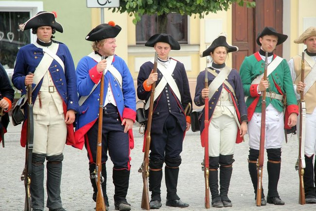 Dworzanie wylegli na ulice Rydzyny (zdjęcia)