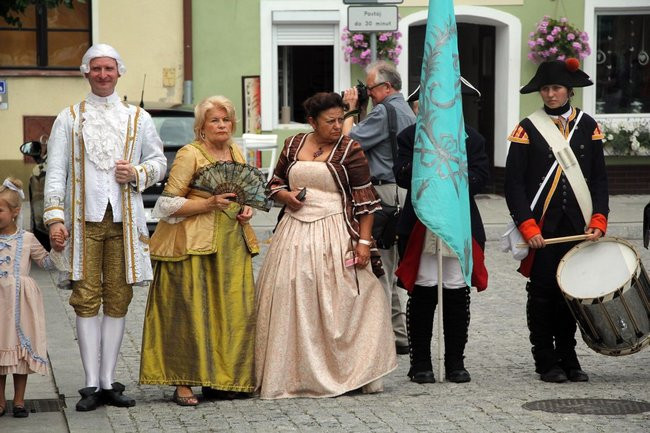 Dworzanie wylegli na ulice Rydzyny (zdjęcia)