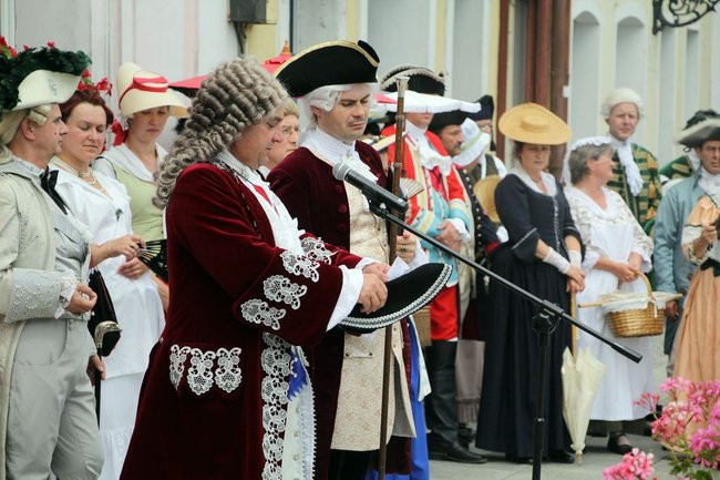 Dworzanie wylegli na ulice Rydzyny (zdjęcia)