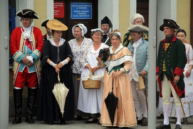 Dworzanie wylegli na ulice Rydzyny (zdjęcia)