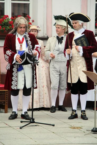 Dworzanie wylegli na ulice Rydzyny (zdjęcia)