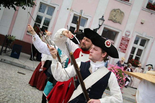 Dworzanie wylegli na ulice Rydzyny (zdjęcia)