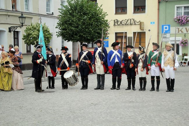 Dworzanie wylegli na ulice Rydzyny (zdjęcia)