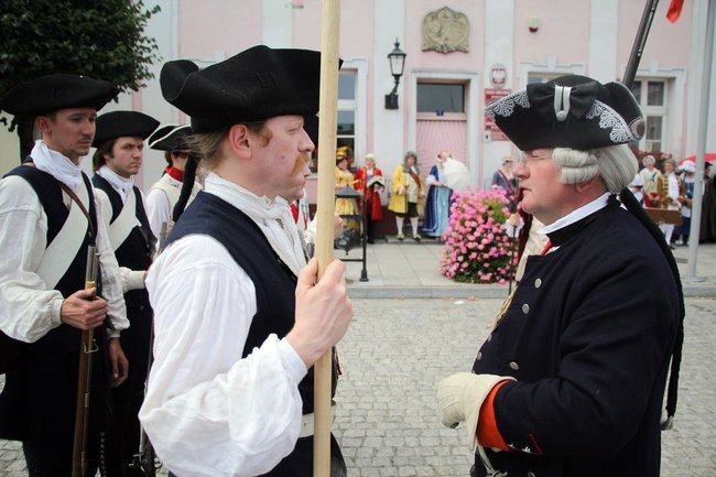 Dworzanie wylegli na ulice Rydzyny (zdjęcia)