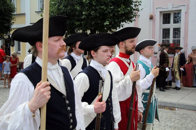 Dworzanie wylegli na ulice Rydzyny (zdjęcia)