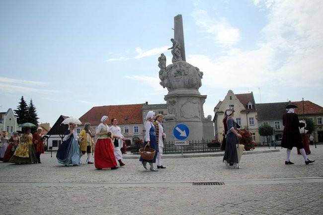 Dworzanie wylegli na ulice Rydzyny (zdjęcia)