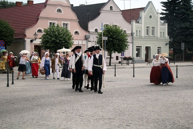 Dworzanie wylegli na ulice Rydzyny (zdjęcia)