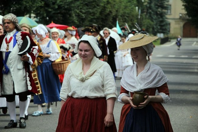 Dworzanie wylegli na ulice Rydzyny (zdjęcia)