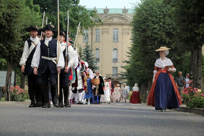Dworzanie wylegli na ulice Rydzyny (zdjęcia)