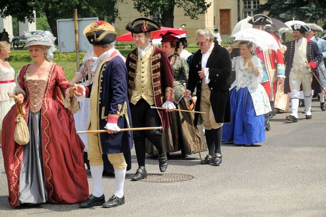 Dworzanie wylegli na ulice Rydzyny (zdjęcia)