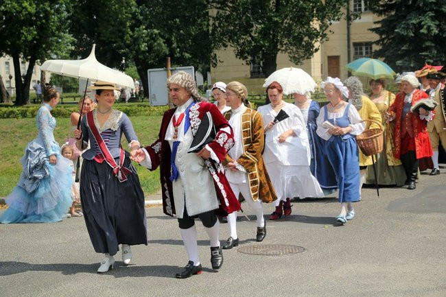 Dworzanie wylegli na ulice Rydzyny (zdjęcia)