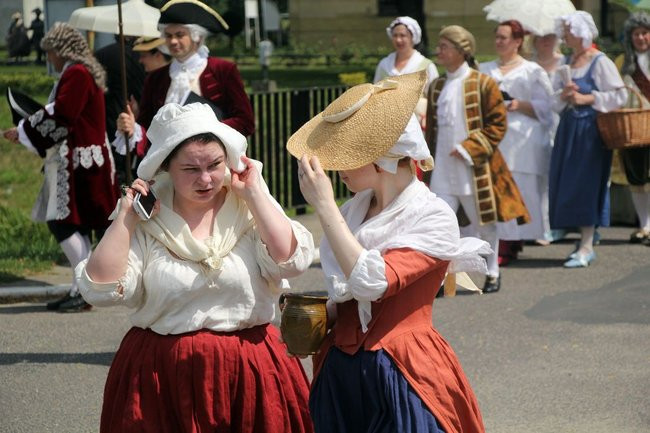 Dworzanie wylegli na ulice Rydzyny (zdjęcia)