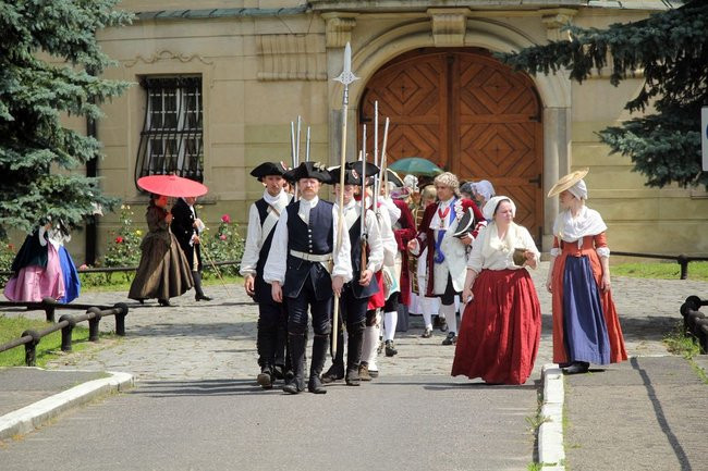 Dworzanie wylegli na ulice Rydzyny (zdjęcia)