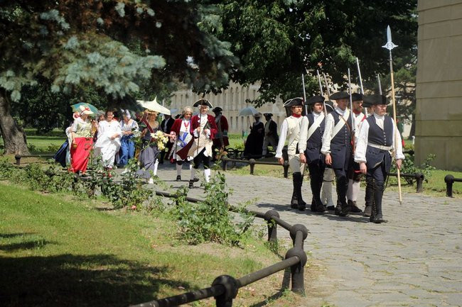 Dworzanie wylegli na ulice Rydzyny (zdjęcia)