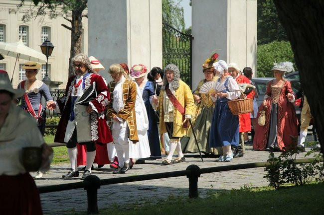 Dworzanie wylegli na ulice Rydzyny (zdjęcia)