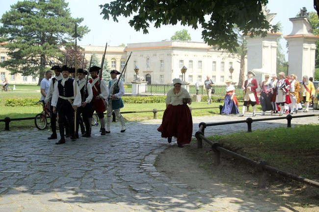 Dworzanie wylegli na ulice Rydzyny (zdjęcia)